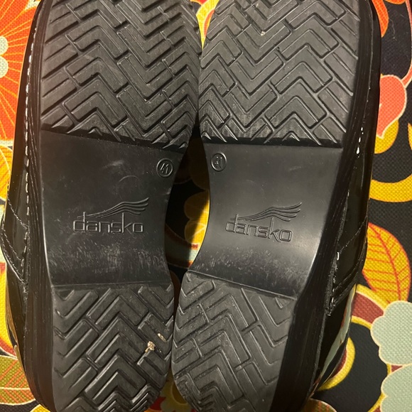 Dansko black patent leather closed-back clogs. Very good condition. Size 41 W - Picture 5 of 12